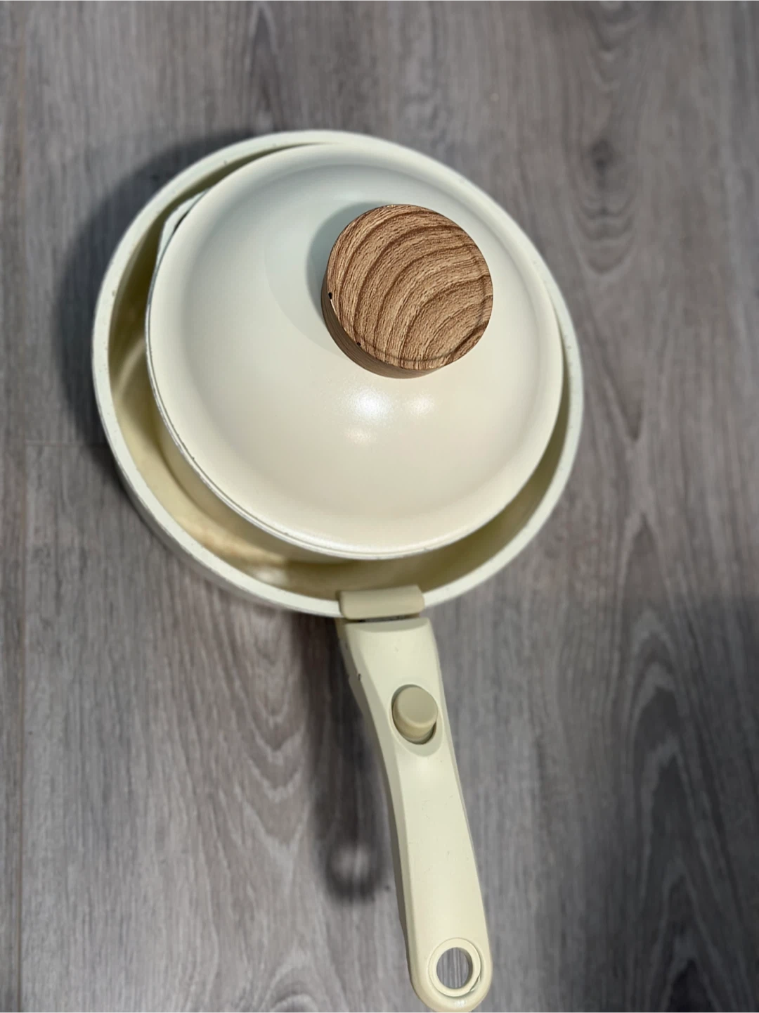Cream-coloured frying pan