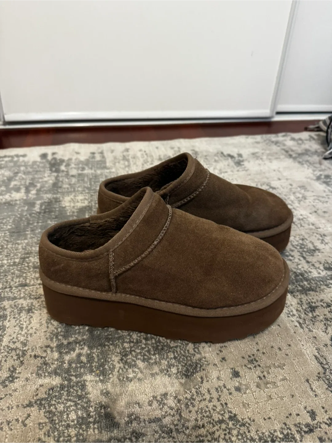 Cushionaire Memory Foam Brown Slippers Size 8W thumbnail