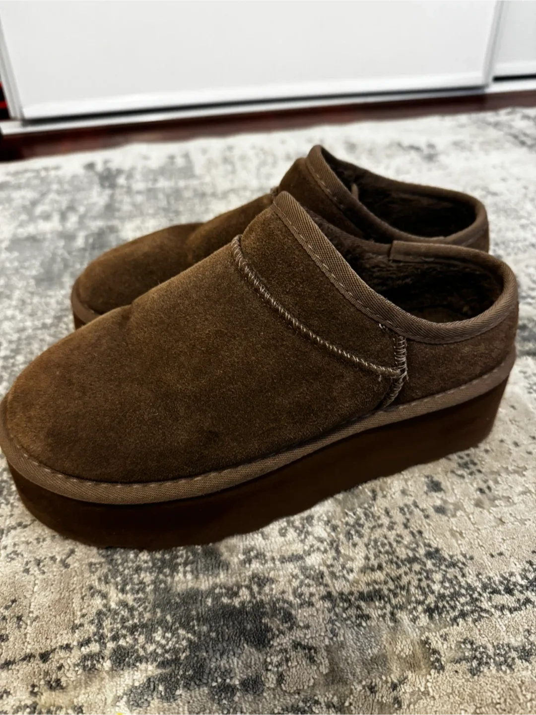 Cushionaire Memory Foam Brown Slippers Size 8W image indicator(2)