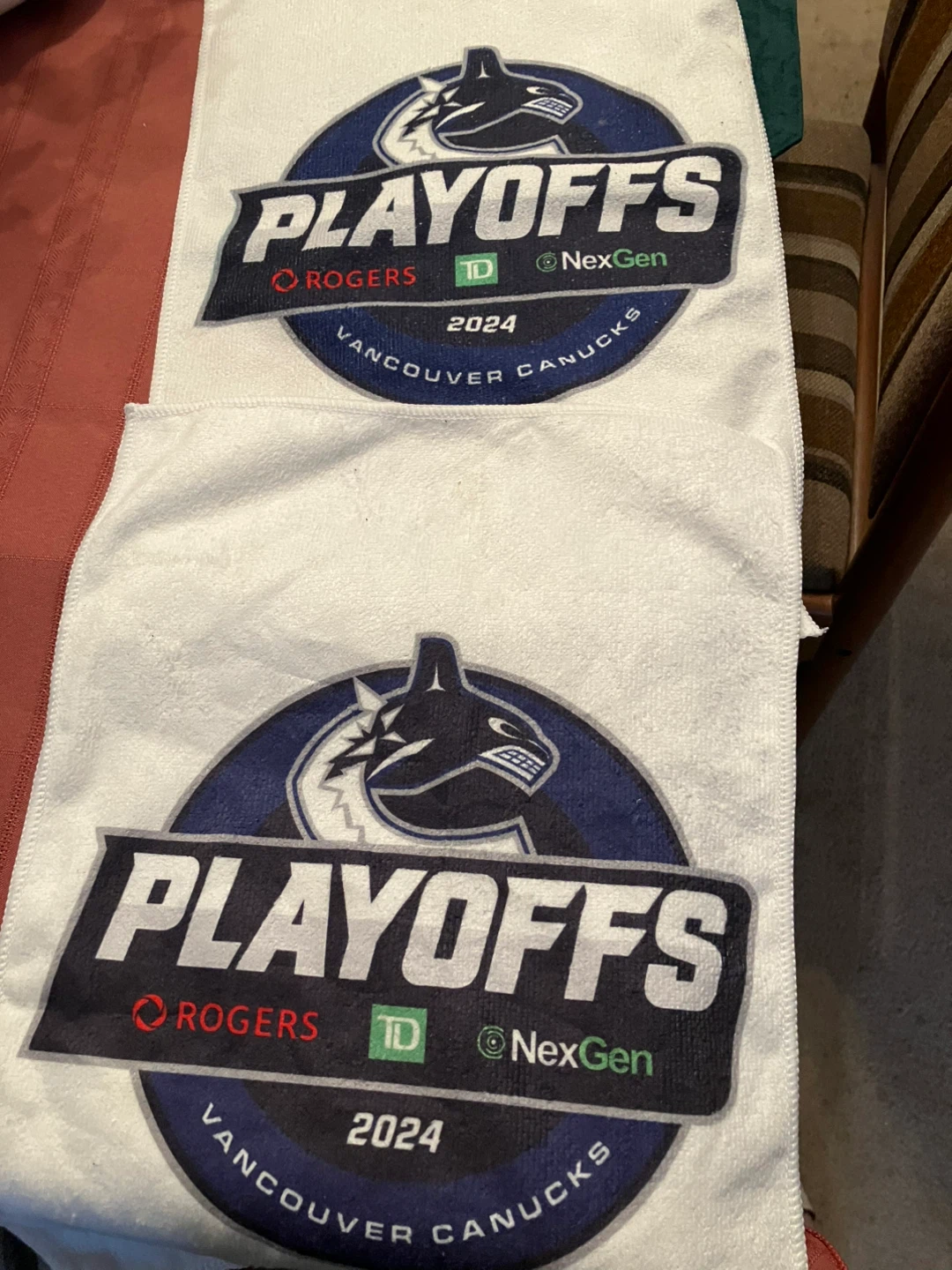 Vancouver Canucks Pucks, Glass, and Towels - photo 3