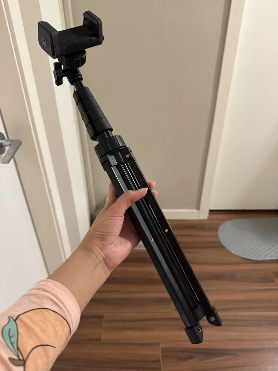 Black Extendable Phone Tripod image indicator(2)