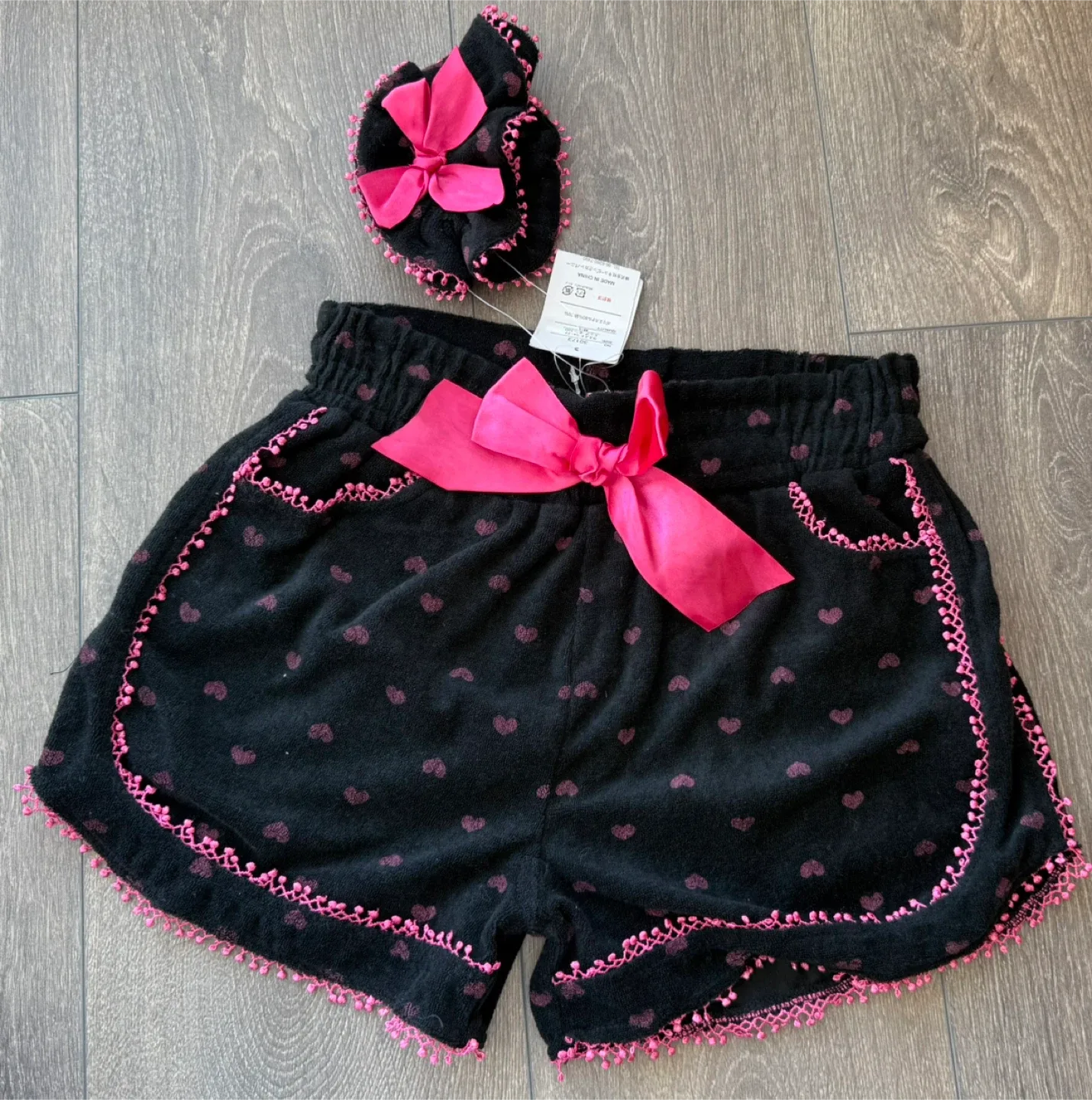 🆕 Girls Black Heart Shorts & Hair Tie Set thumbnail