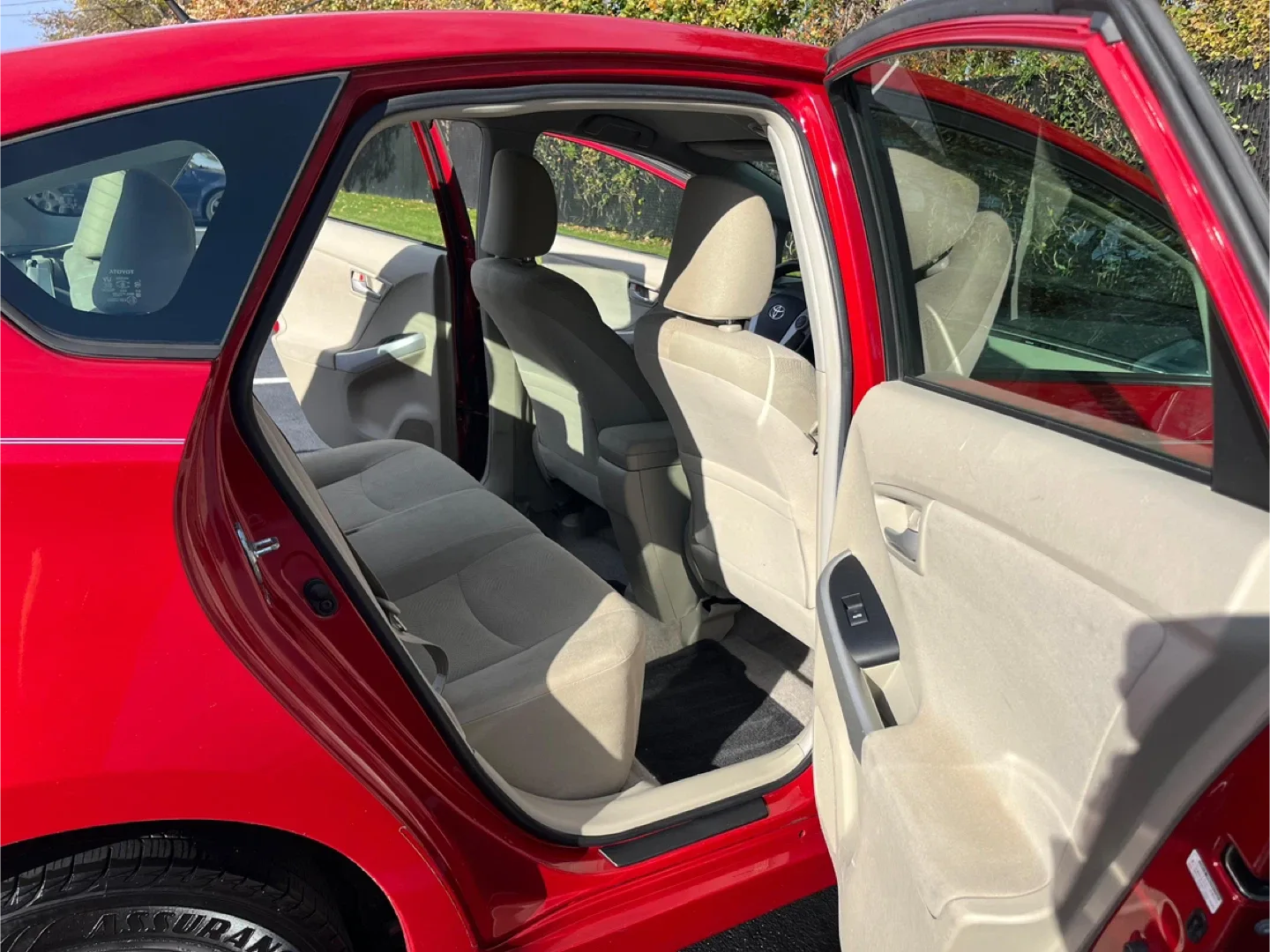 Red Toyota Prius image indicator(2)