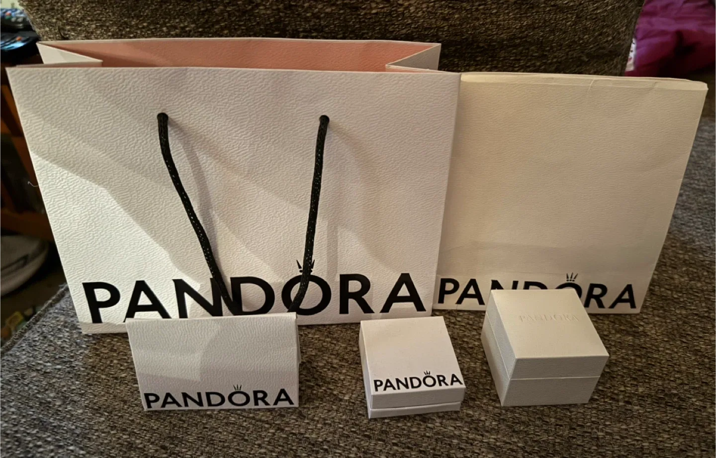 Pandora Gift Boxes and Shopping Bag image indicator(2)
