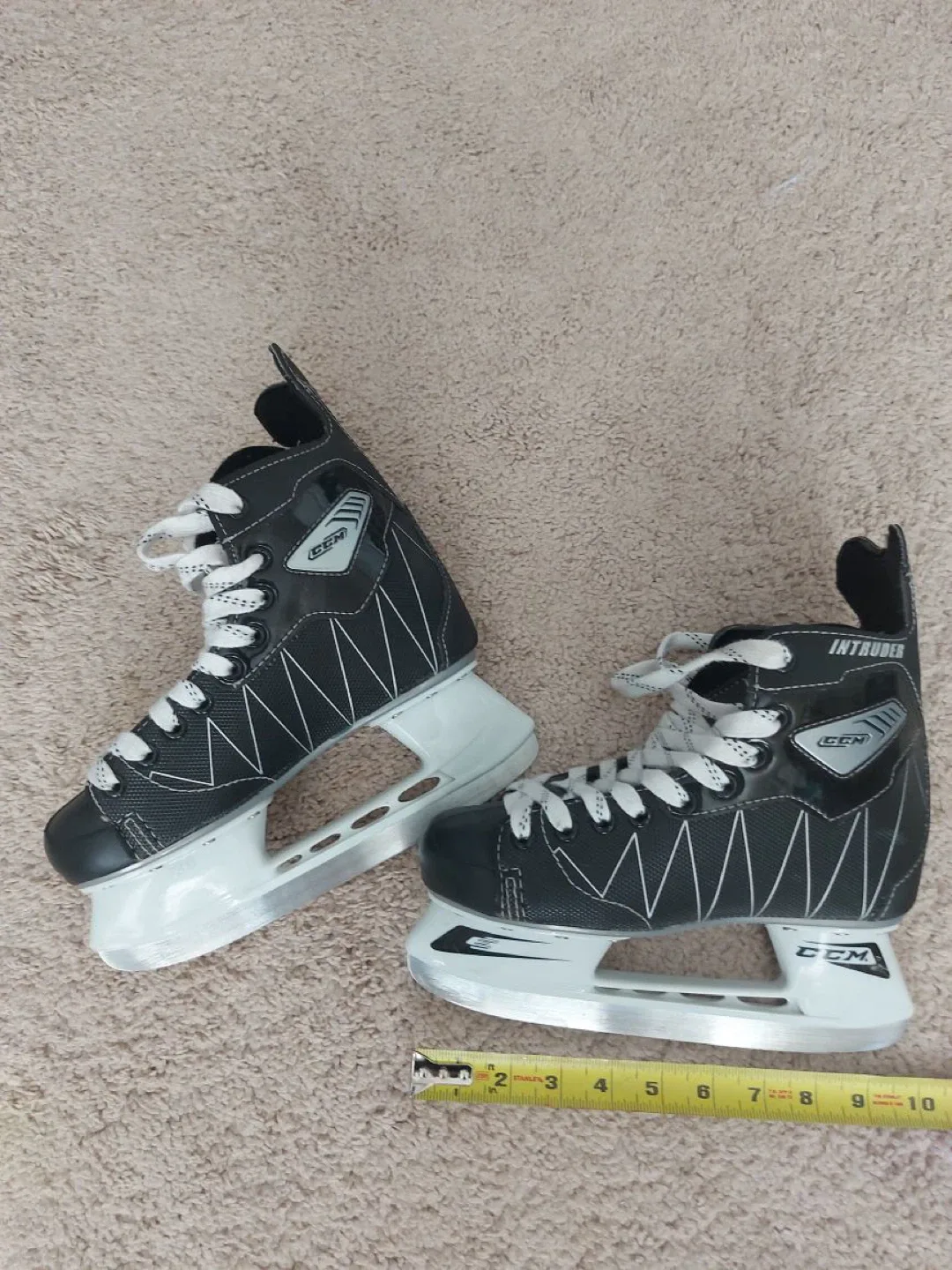 🥕 CCM Intruder Ice Skates - Size 4 thumbnail