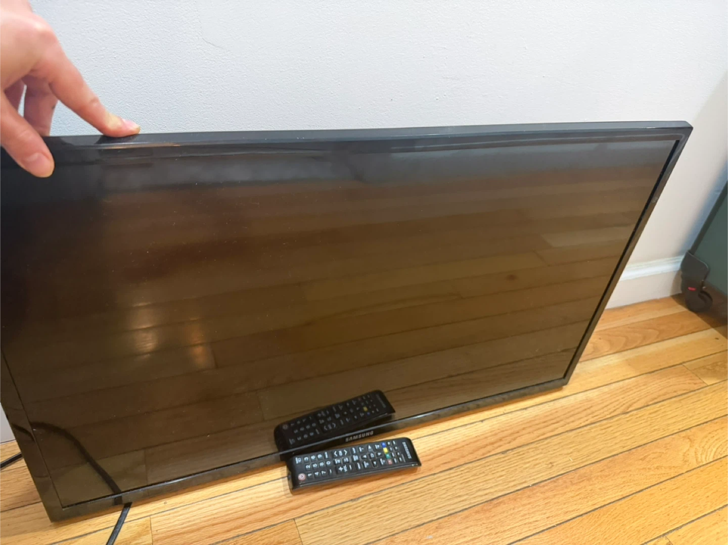 27” Samsung TV with Remote