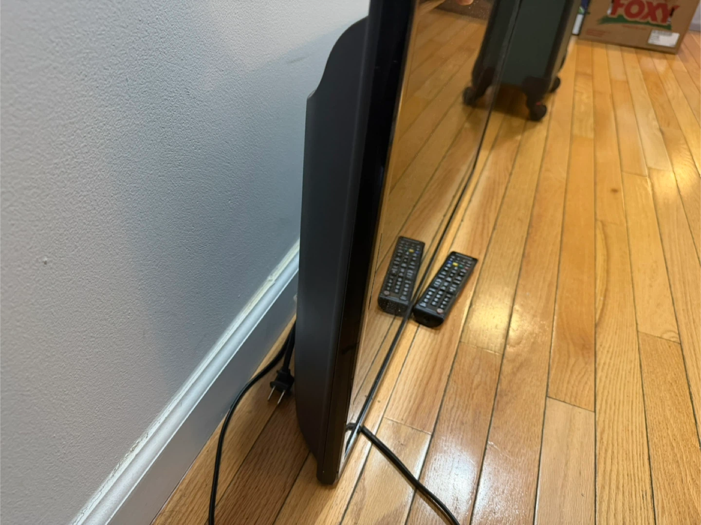 27” Samsung TV with Remote - photo 2