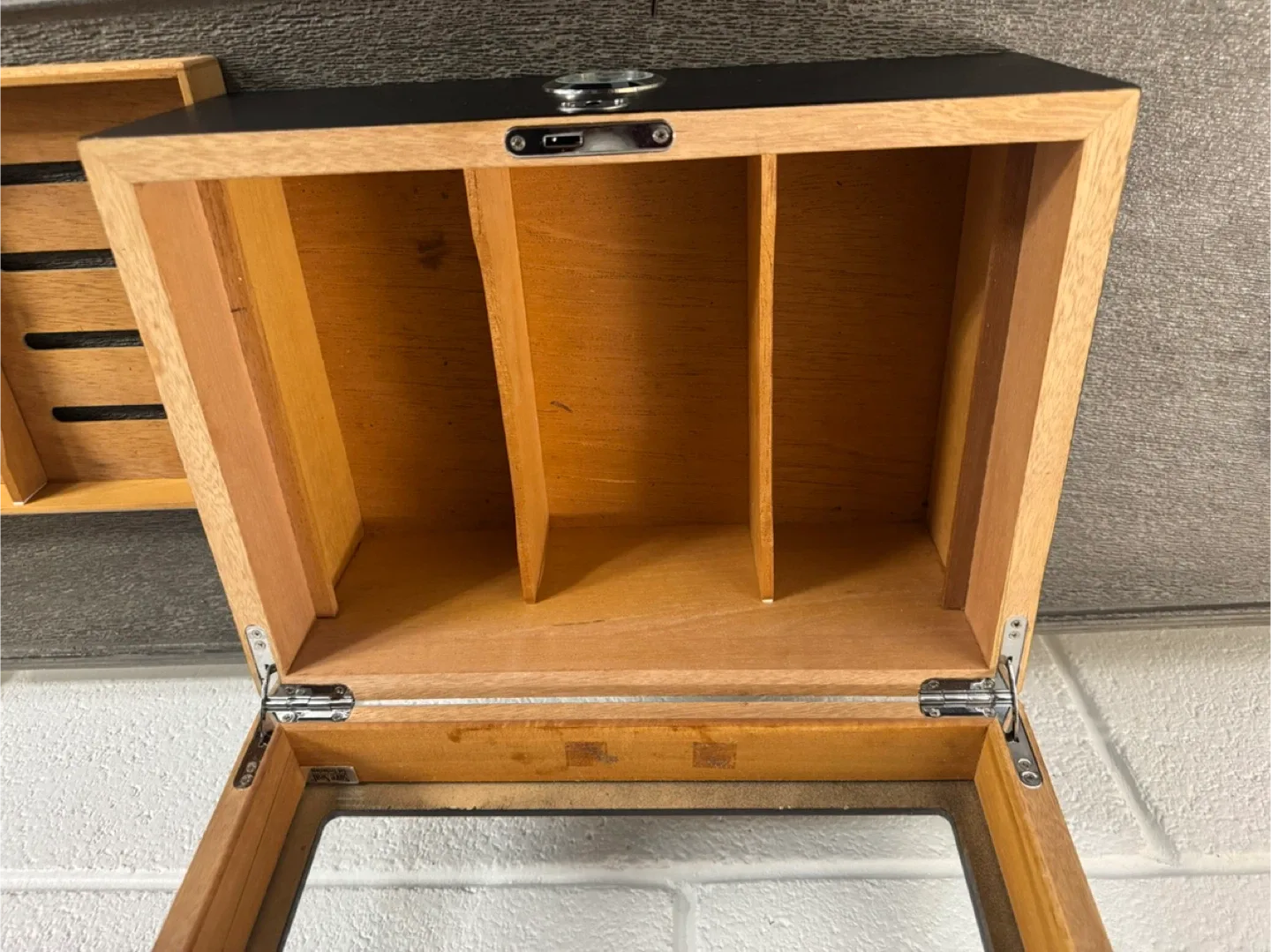 Wooden Humidor Box image indicator(3)