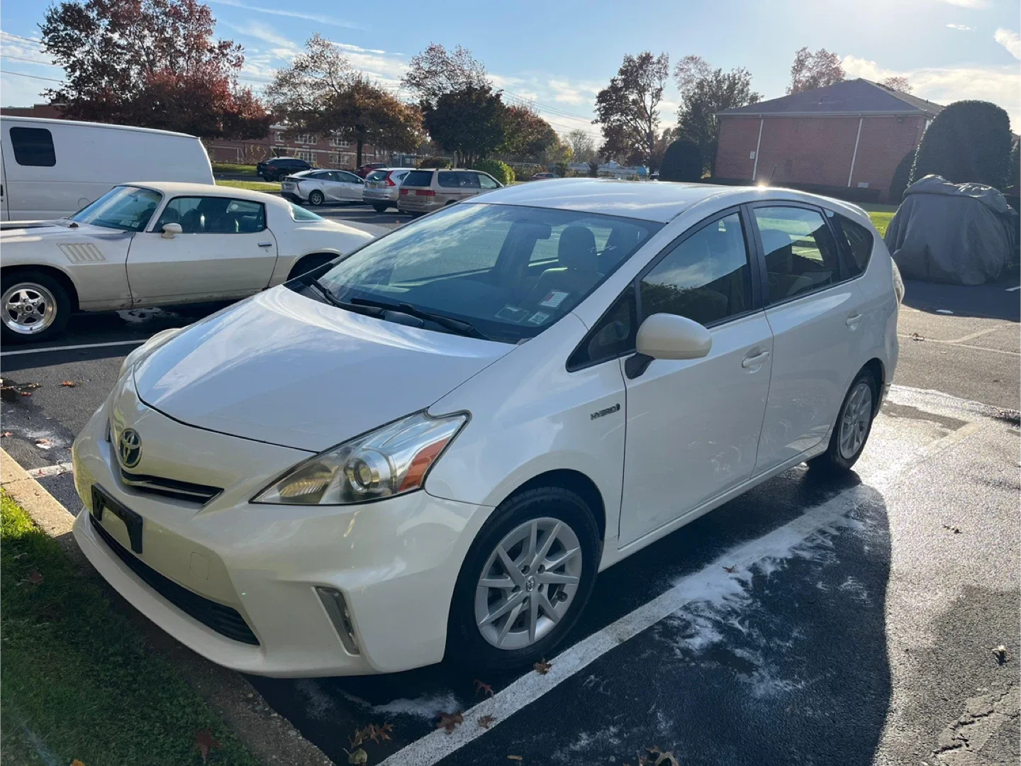 Toyota Prius V White Hatchback image indicator(2)