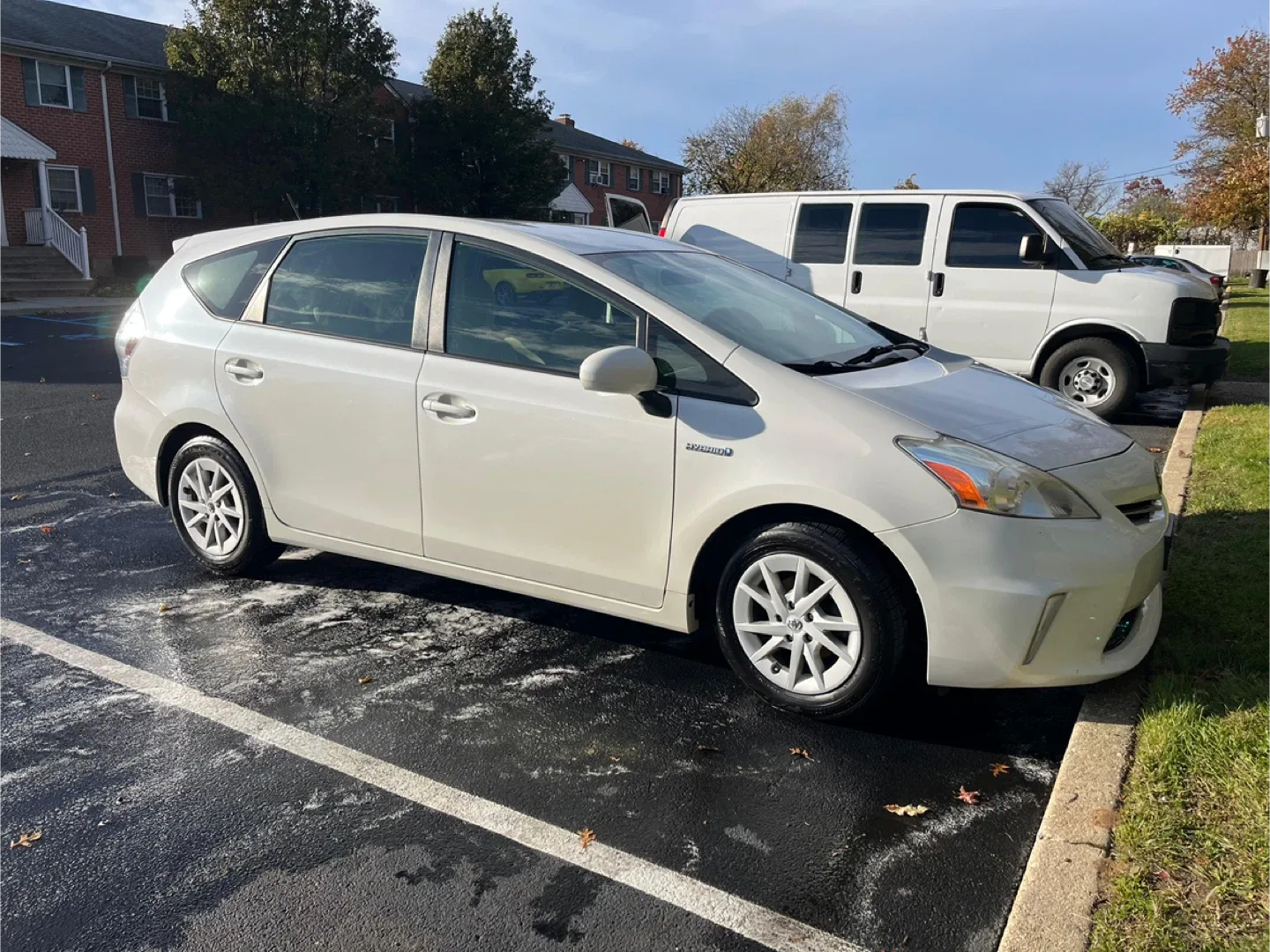 Toyota Prius V White Hatchback image indicator(3)