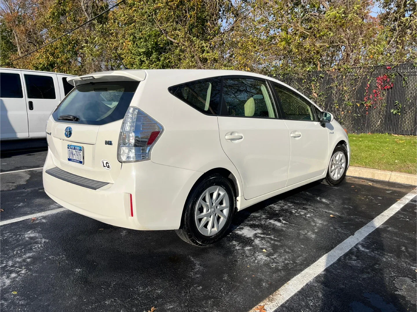 Toyota Prius V White Hatchback image indicator(4)