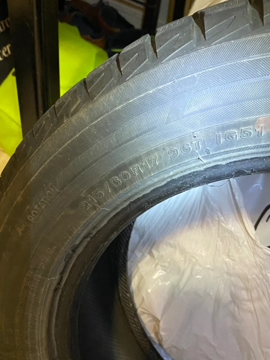 4 Yokohama Ice Guard IG51V Tires P215/60/17 image indicator(6)