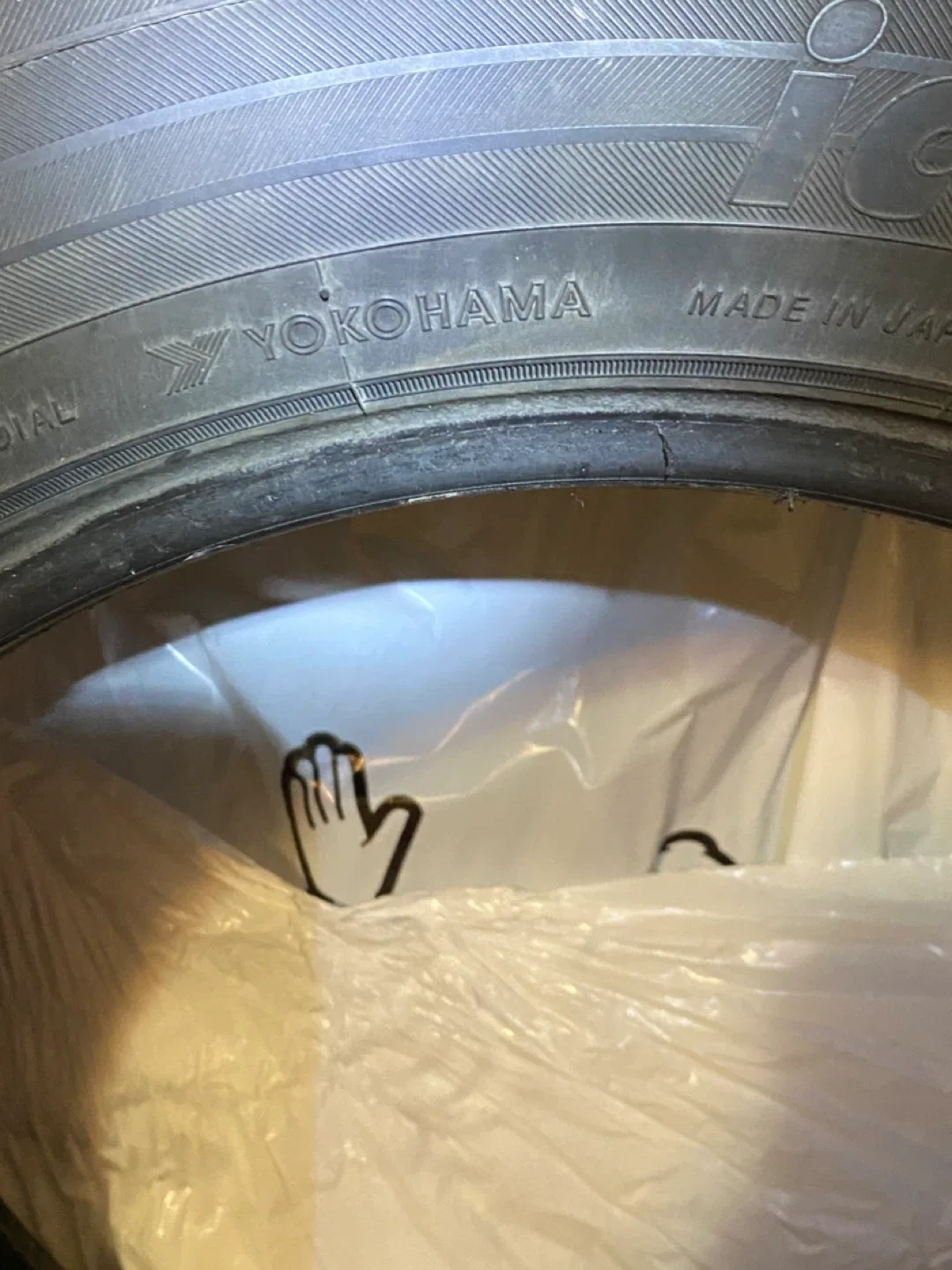 4 Yokohama Ice Guard IG51V Tires P215/60/17 image indicator(4)