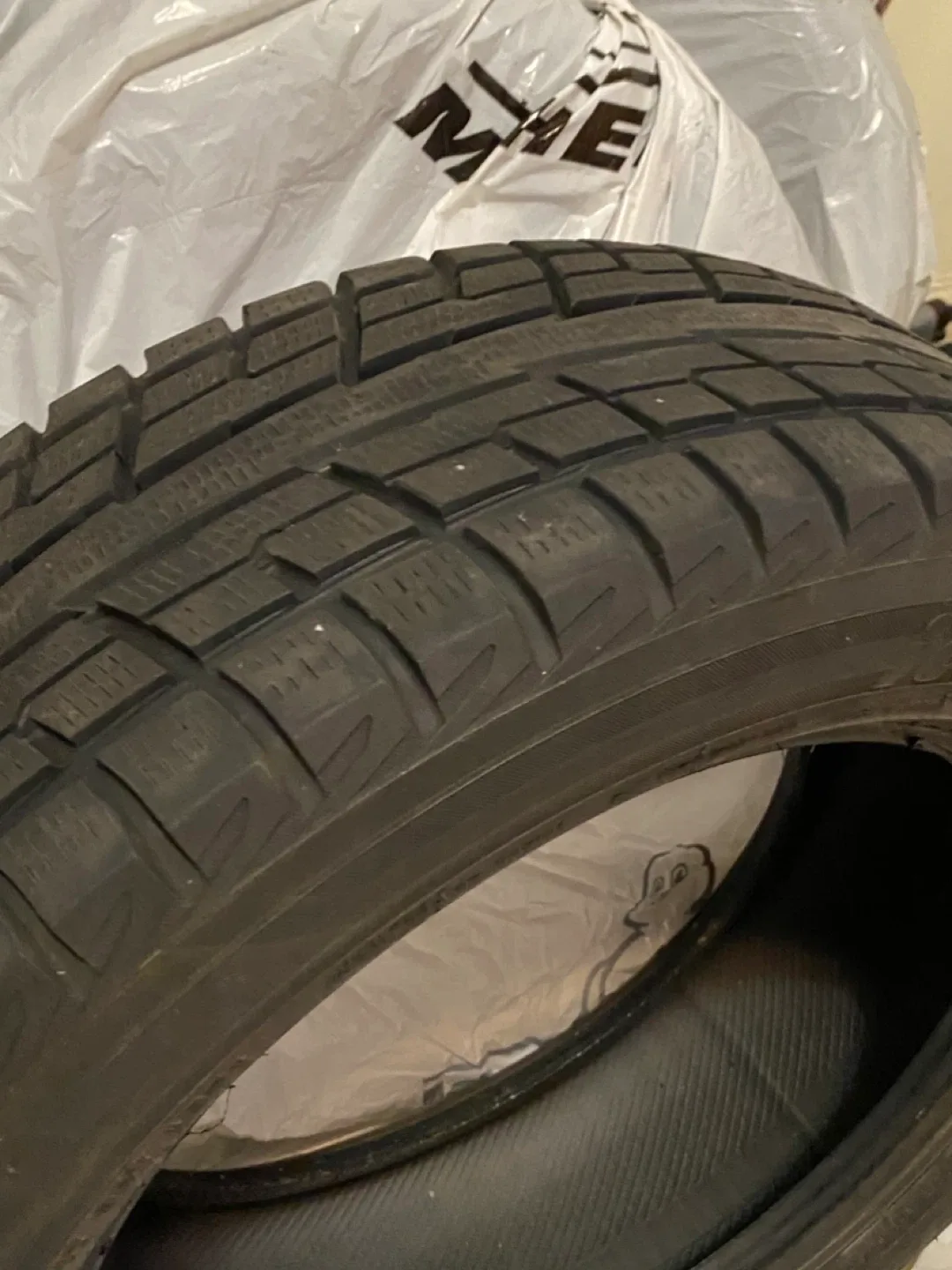 4 Yokohama Ice Guard IG51V Tires P215/60/17 image indicator(2)