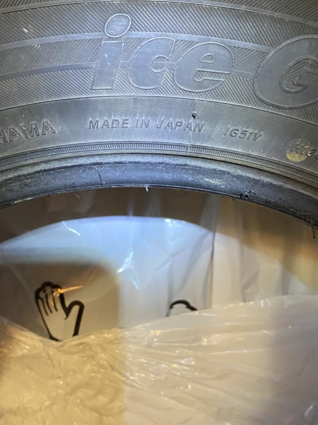 4 Yokohama Ice Guard IG51V Tires P215/60/17 image indicator(5)