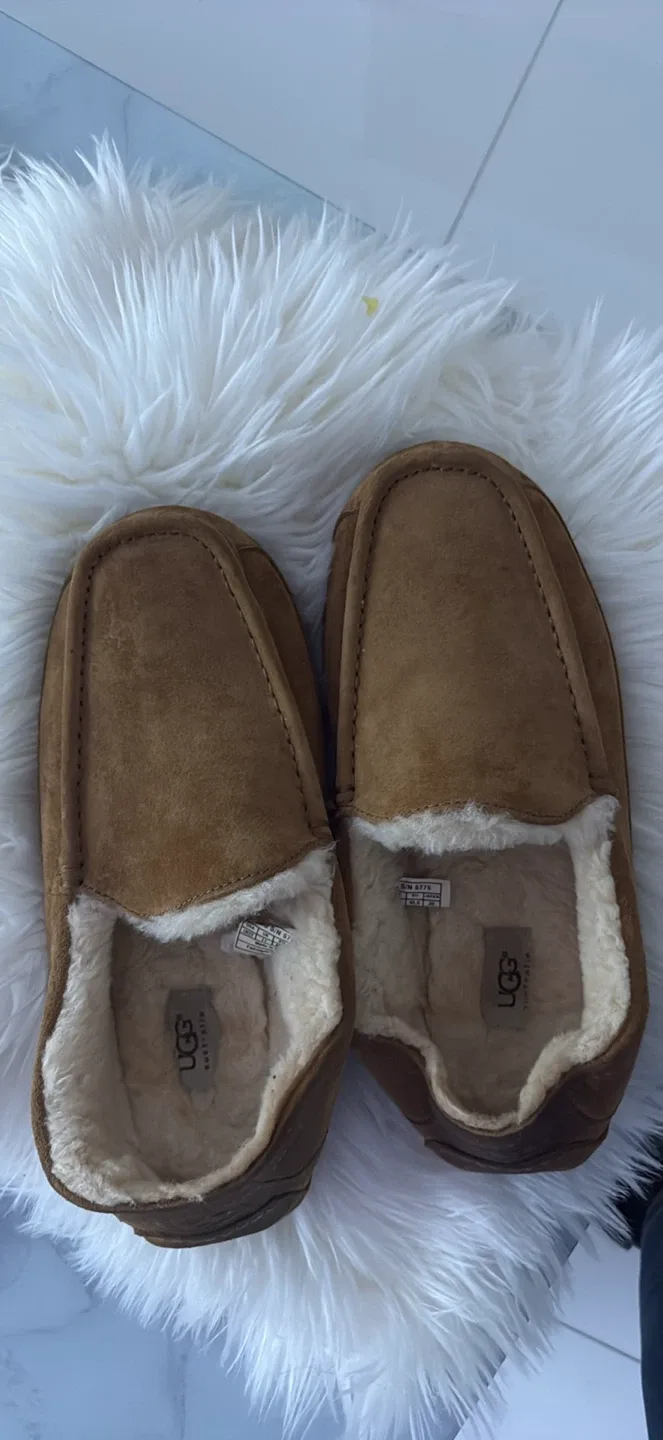 UGG Men's Ascot Suede Slippers, Size 11 image indicator(2)