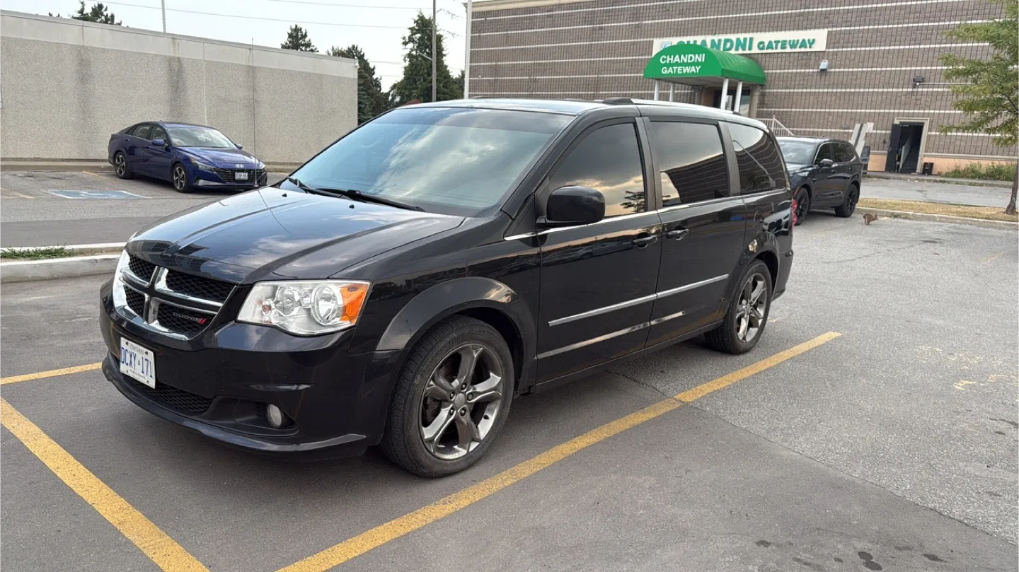 Black Dodge Grand Caravan image indicator(3)