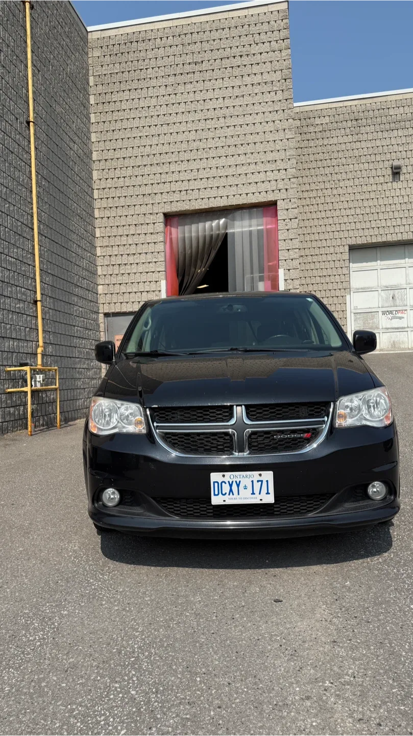 Black Dodge Grand Caravan image indicator(4)