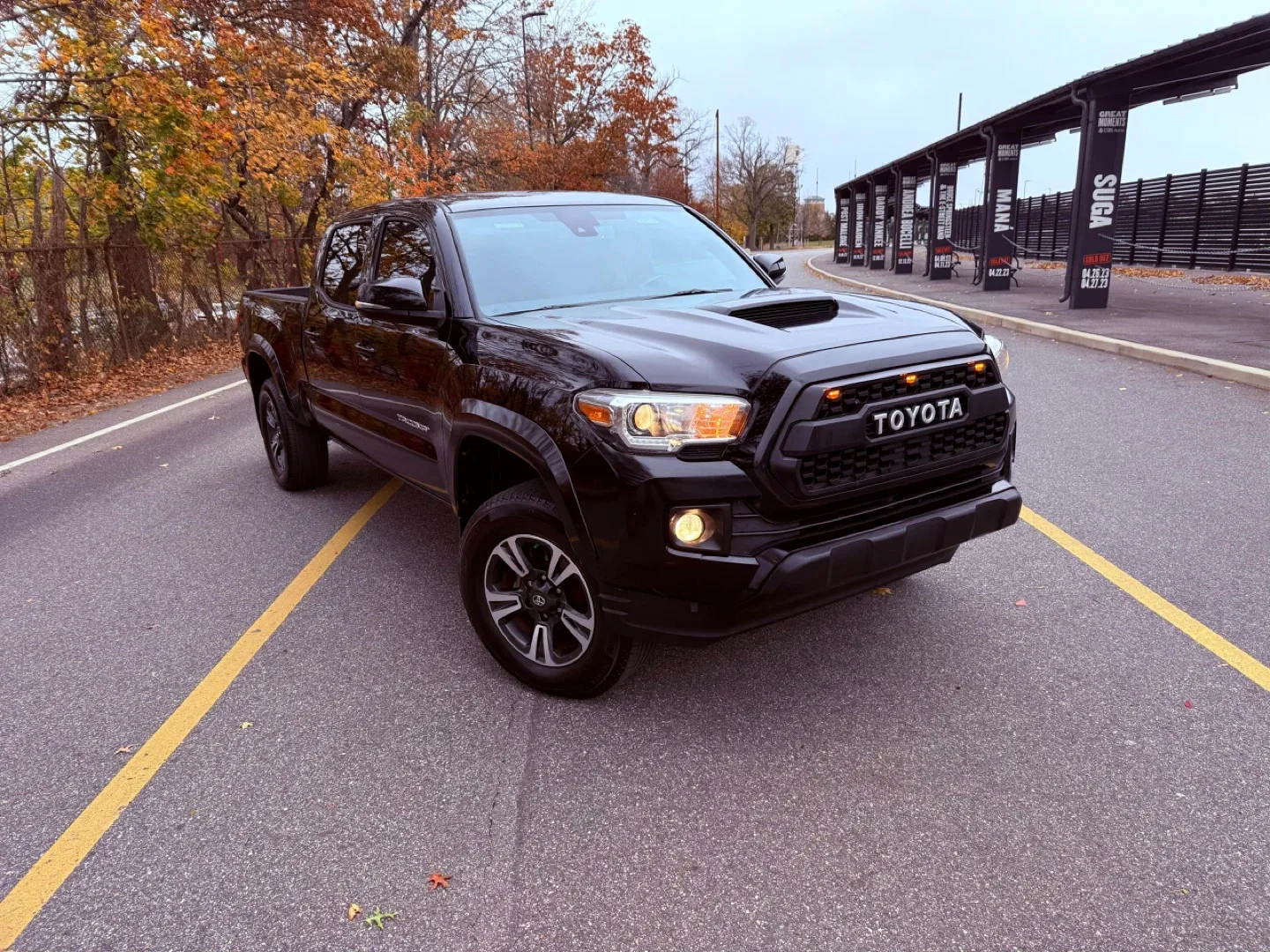 Toyota Tacoma TRD Sport Truck - Black image indicator(2)