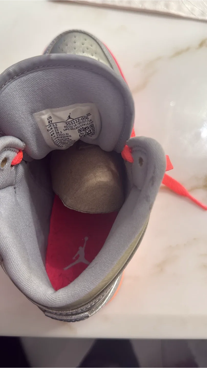 Nike Air Jordan 1 Low SE Size 4 image indicator(2)