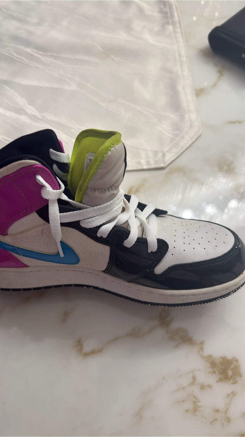 Nike Air Jordan 1 Mid SE Size 7 Women's
