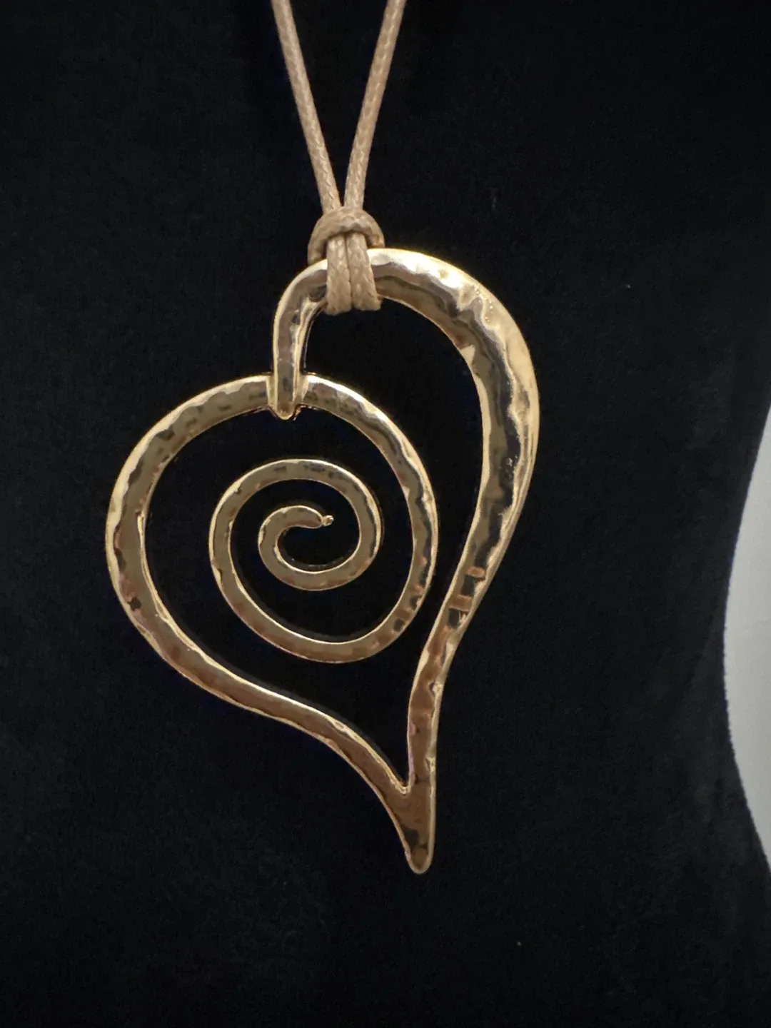 Gold Heart Pendant Necklace image indicator(4)