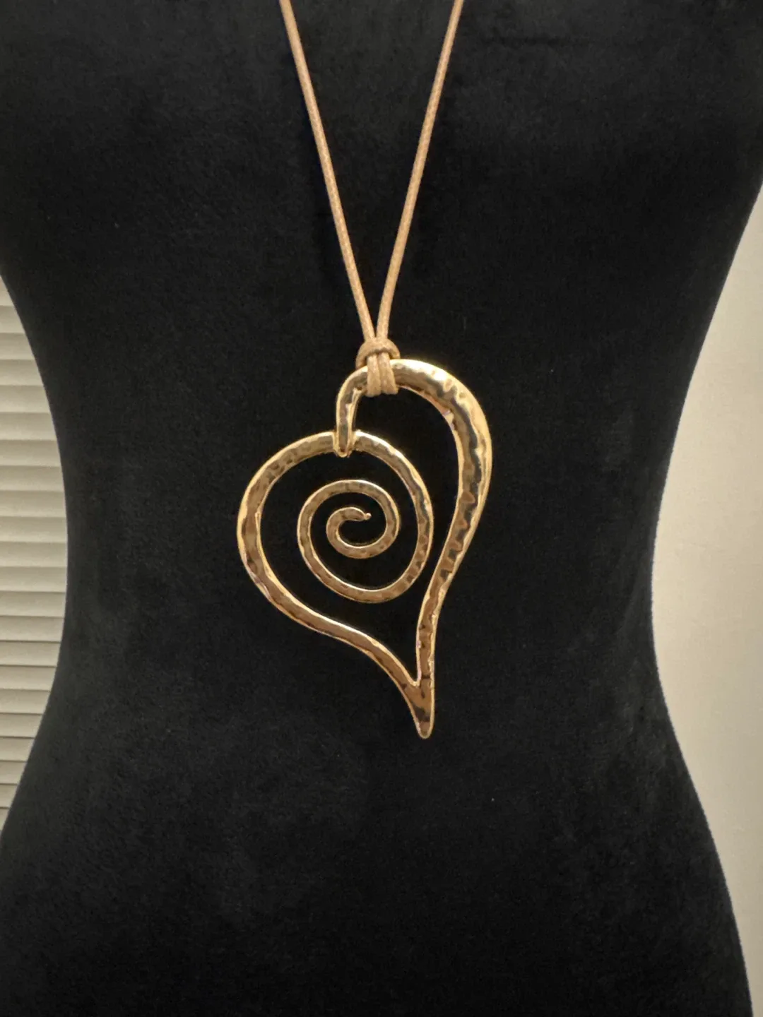 Gold Heart Pendant Necklace image indicator(3)