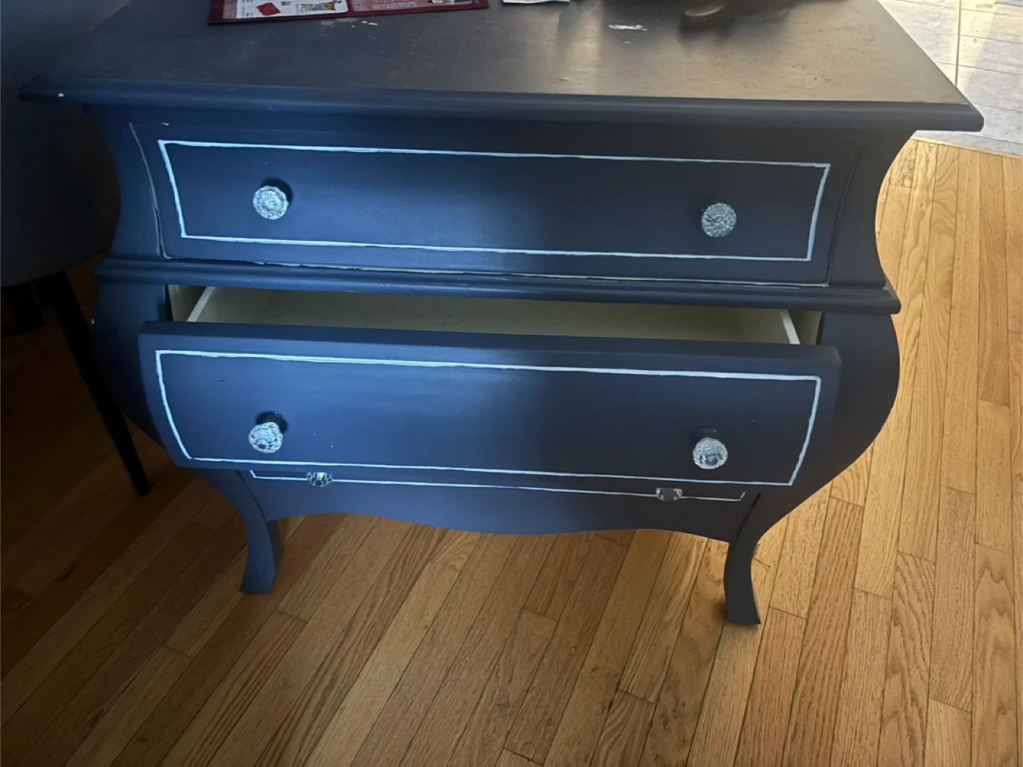 Three-Drawer Dresser image indicator(5)