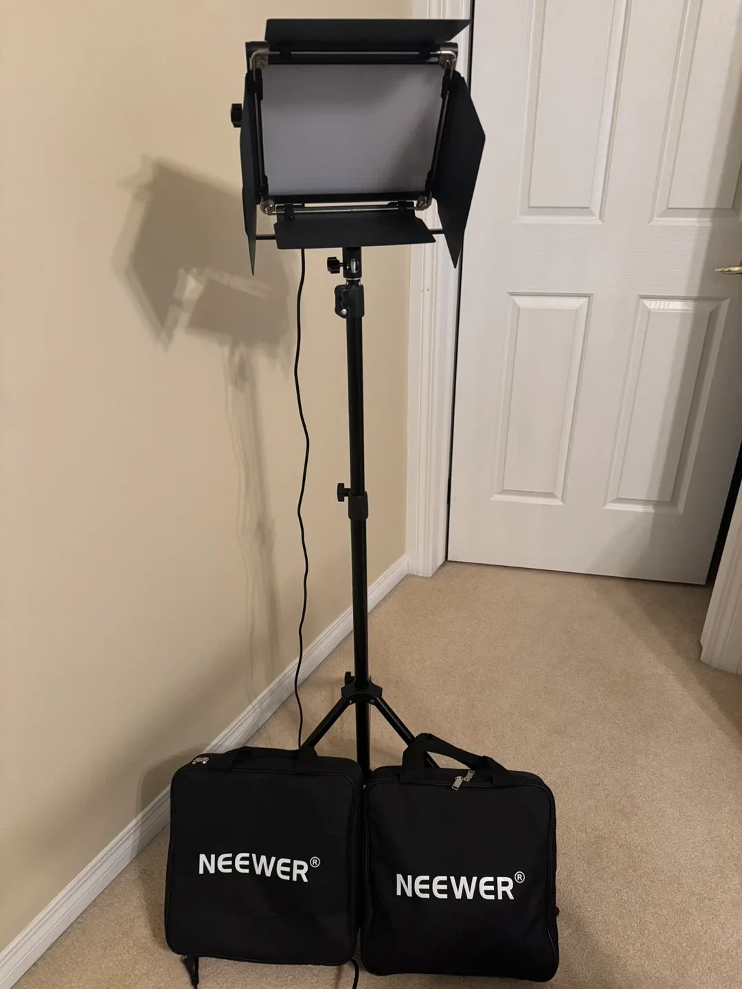 Neewer 2 pack NL660 LED Video Light Kit - Like New! image indicator(4)