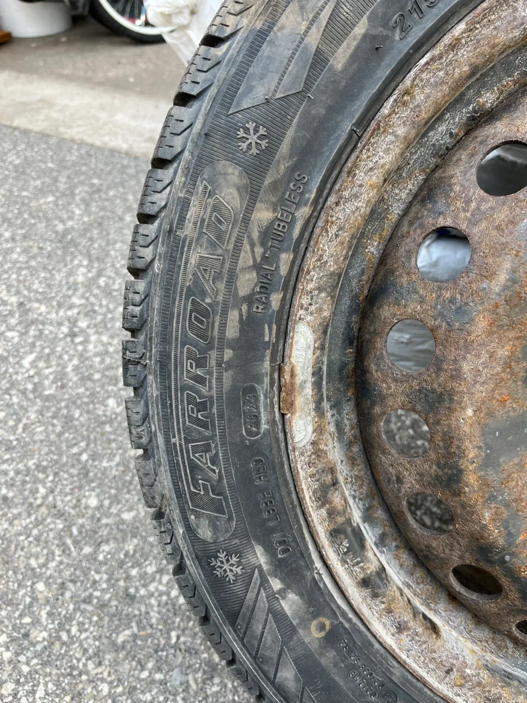 Set of 4 Winter Tires 215/55R16 image indicator(2)