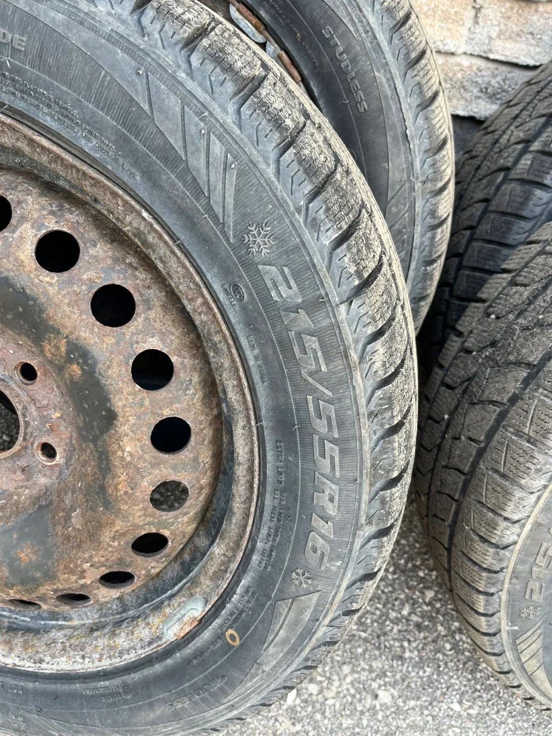 Set of 4 Winter Tires 215/55R16 image indicator(4)