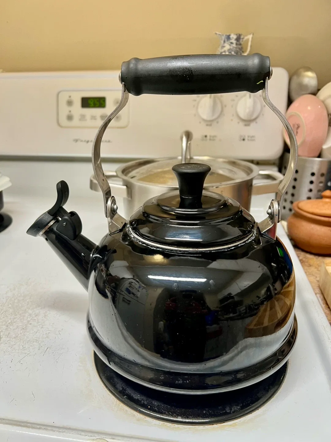 Le Creuset Black Enamel Classic Whistling Kettle 1.6 Litres image indicator(2)