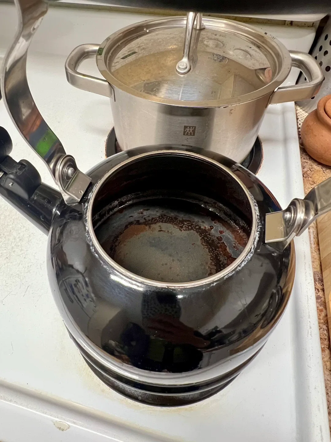 Le Creuset Black Enamel Classic Whistling Kettle 1.6 Litres image indicator(4)