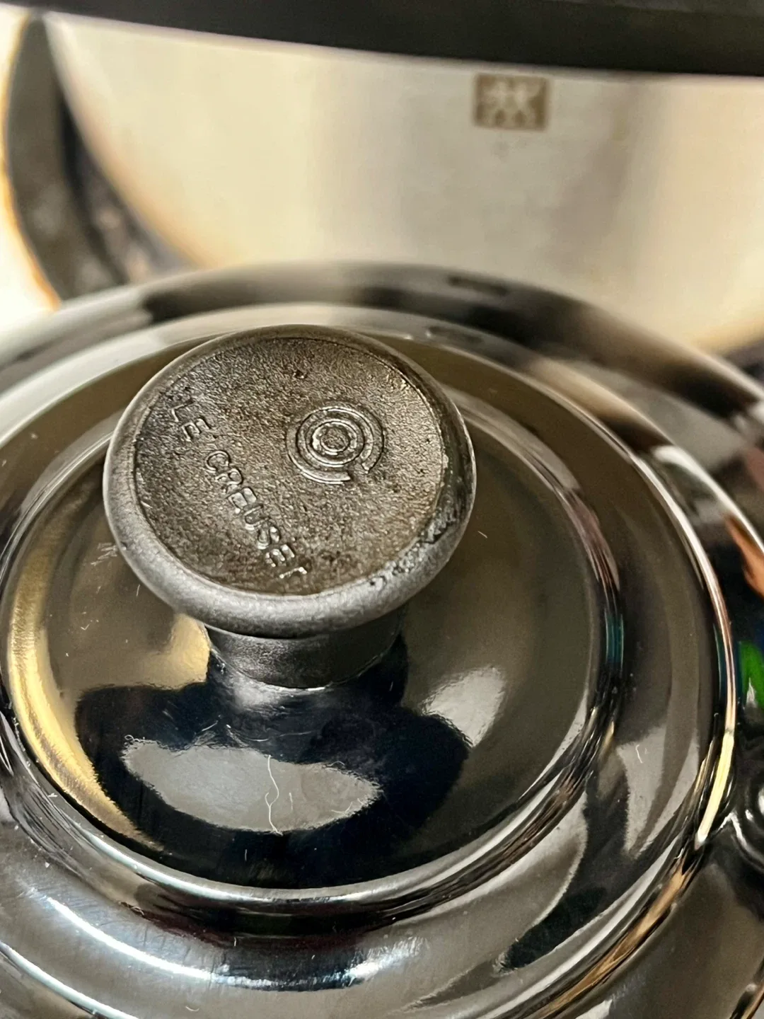 Le Creuset Black Enamel Classic Whistling Kettle 1.6 Litres image indicator(3)