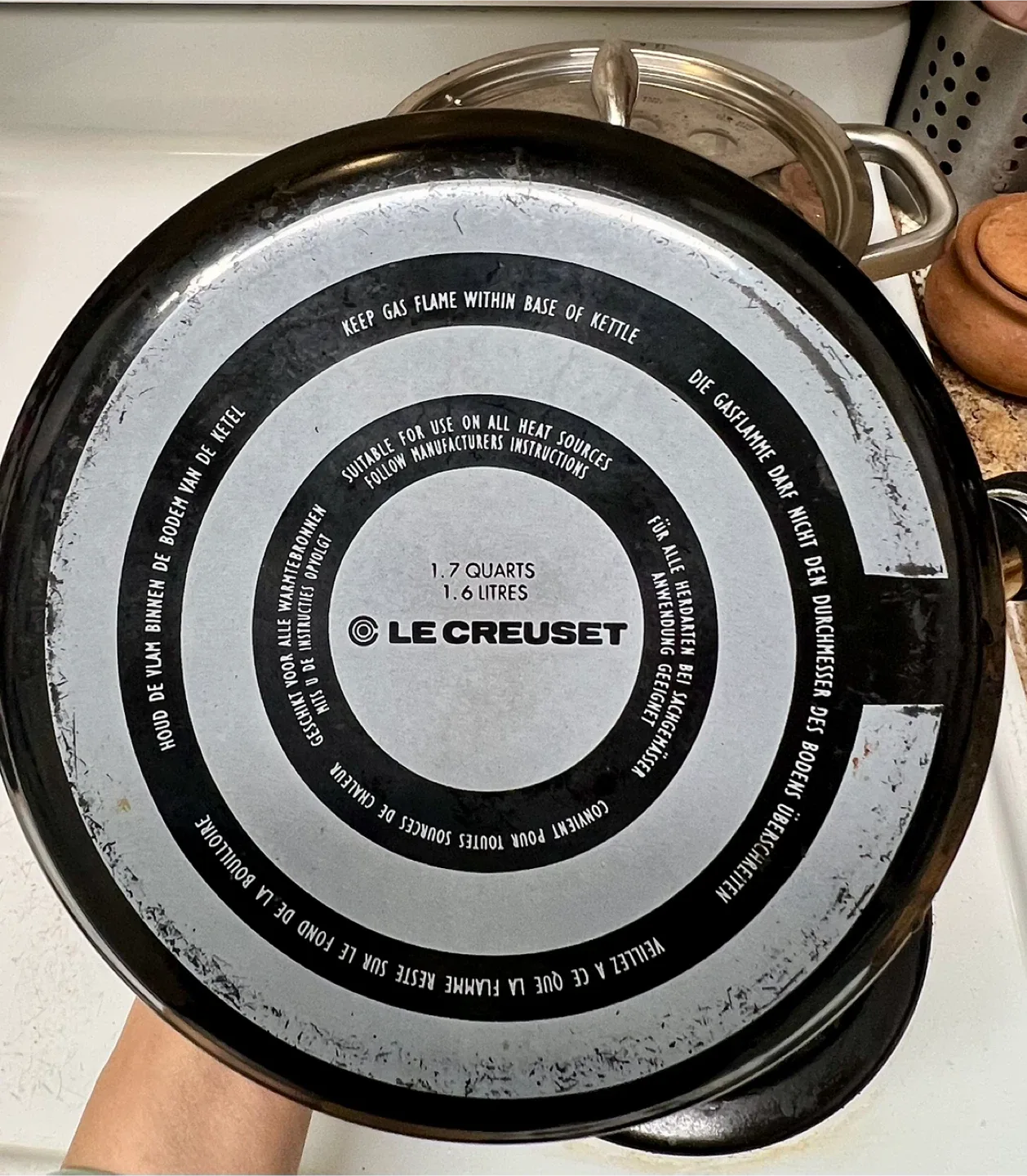 Le Creuset Black Enamel Classic Whistling Kettle 1.6 Litres image indicator(6)