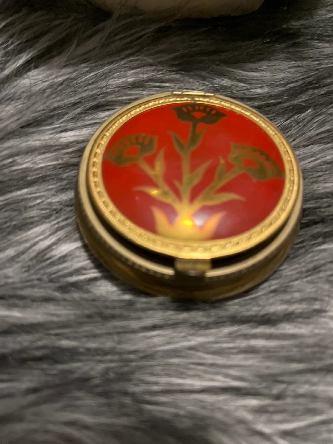 Vintage Red & Gold Tone Powder Compact image indicator(2)