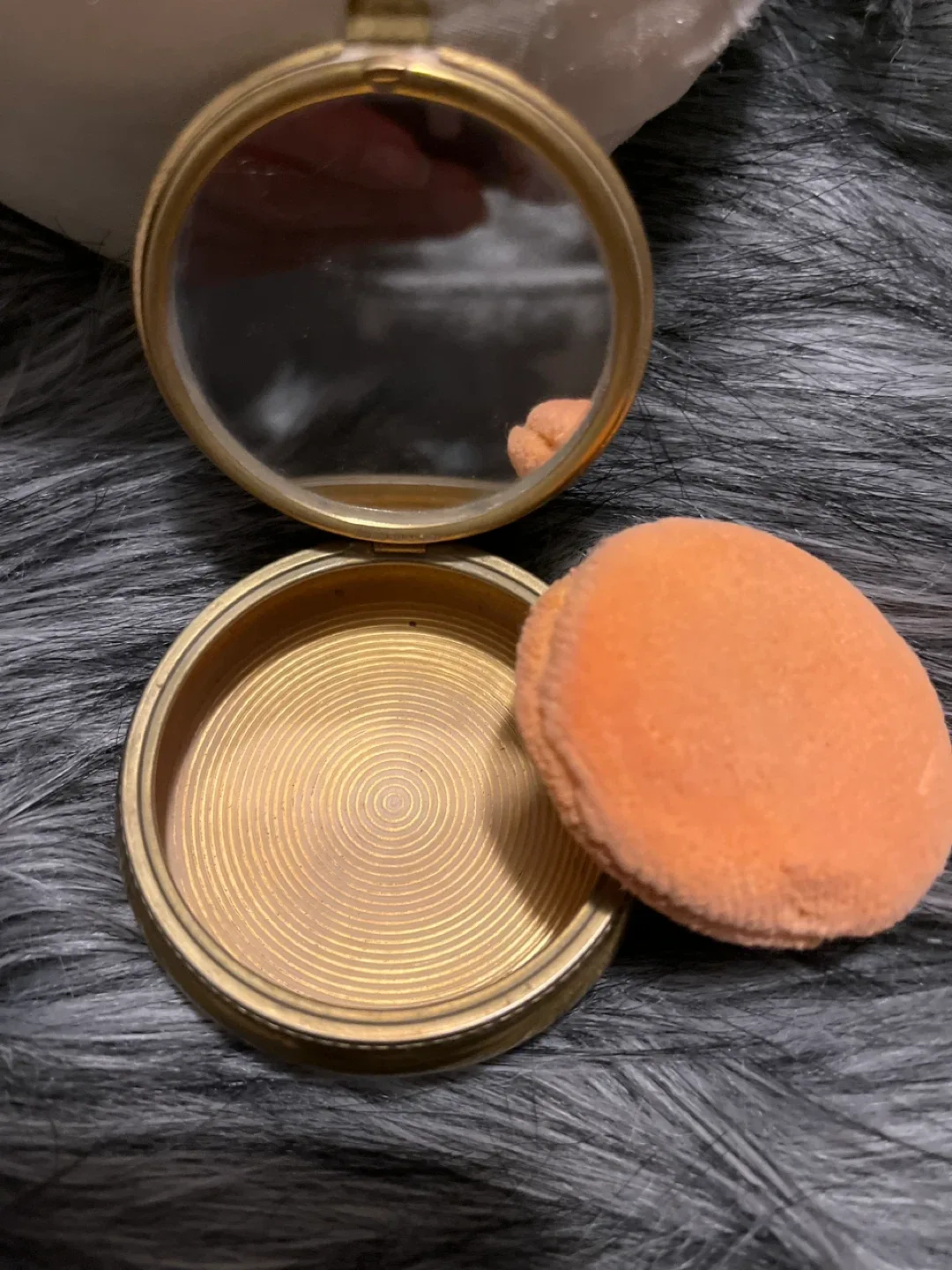 Vintage Red & Gold Tone Powder Compact image indicator(6)