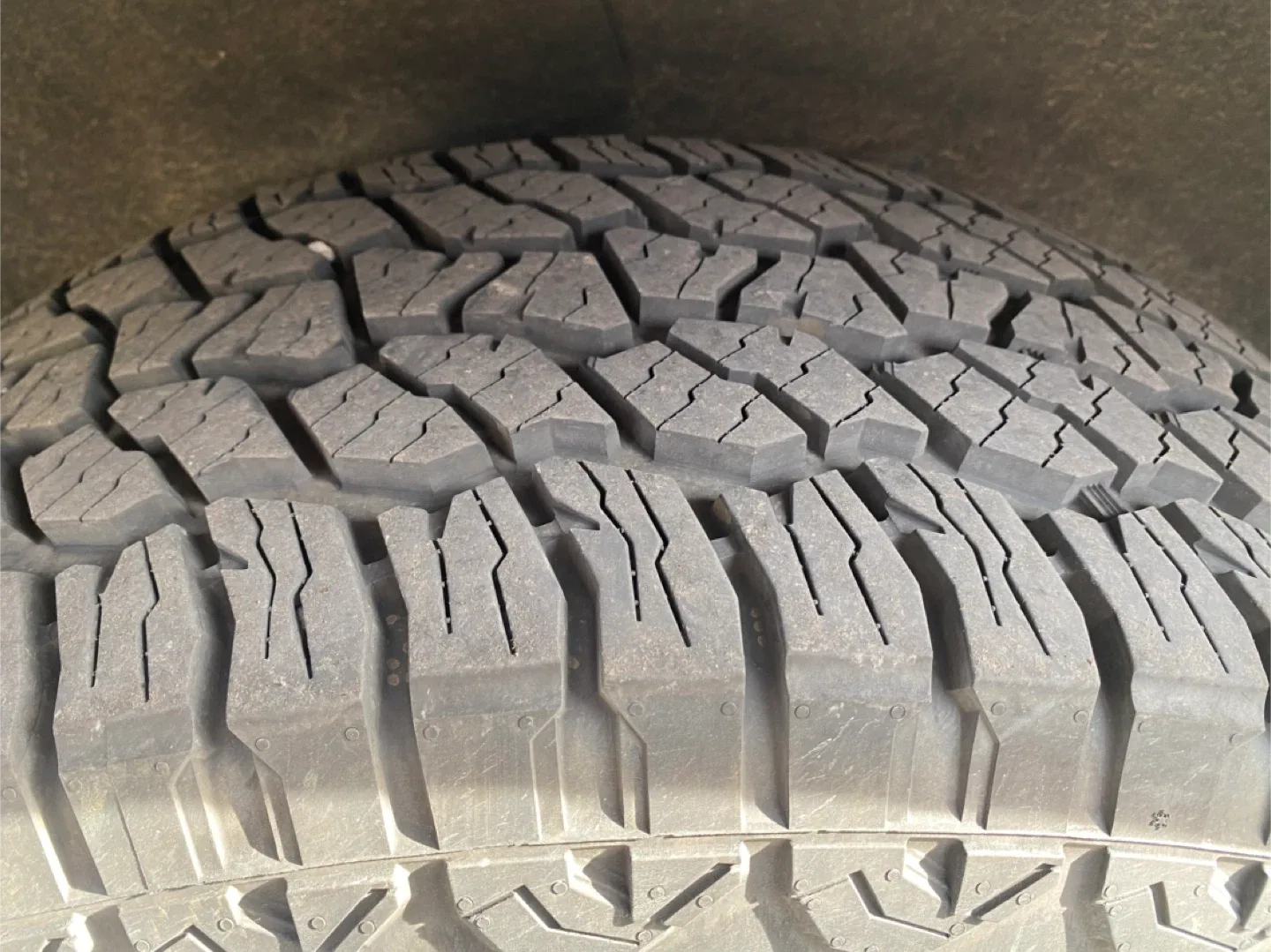 Blackhawk RidgeClawler A/T 275/60R20 Tire image indicator(4)