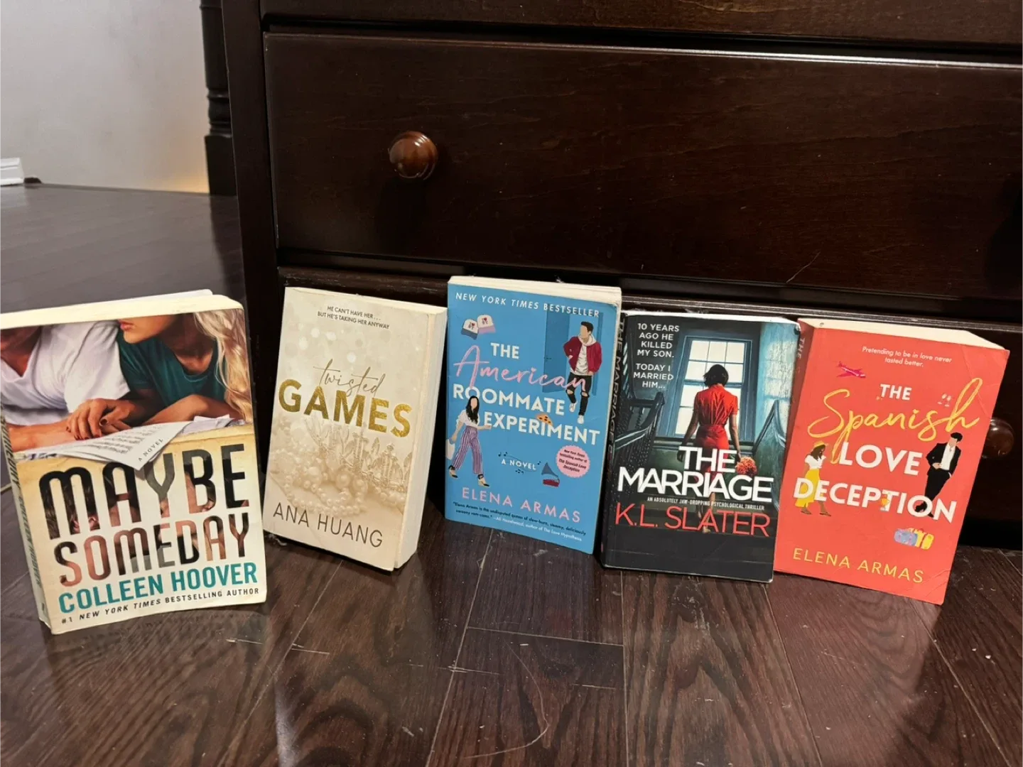 Colleen Hoover & Other Novels image indicator(2)