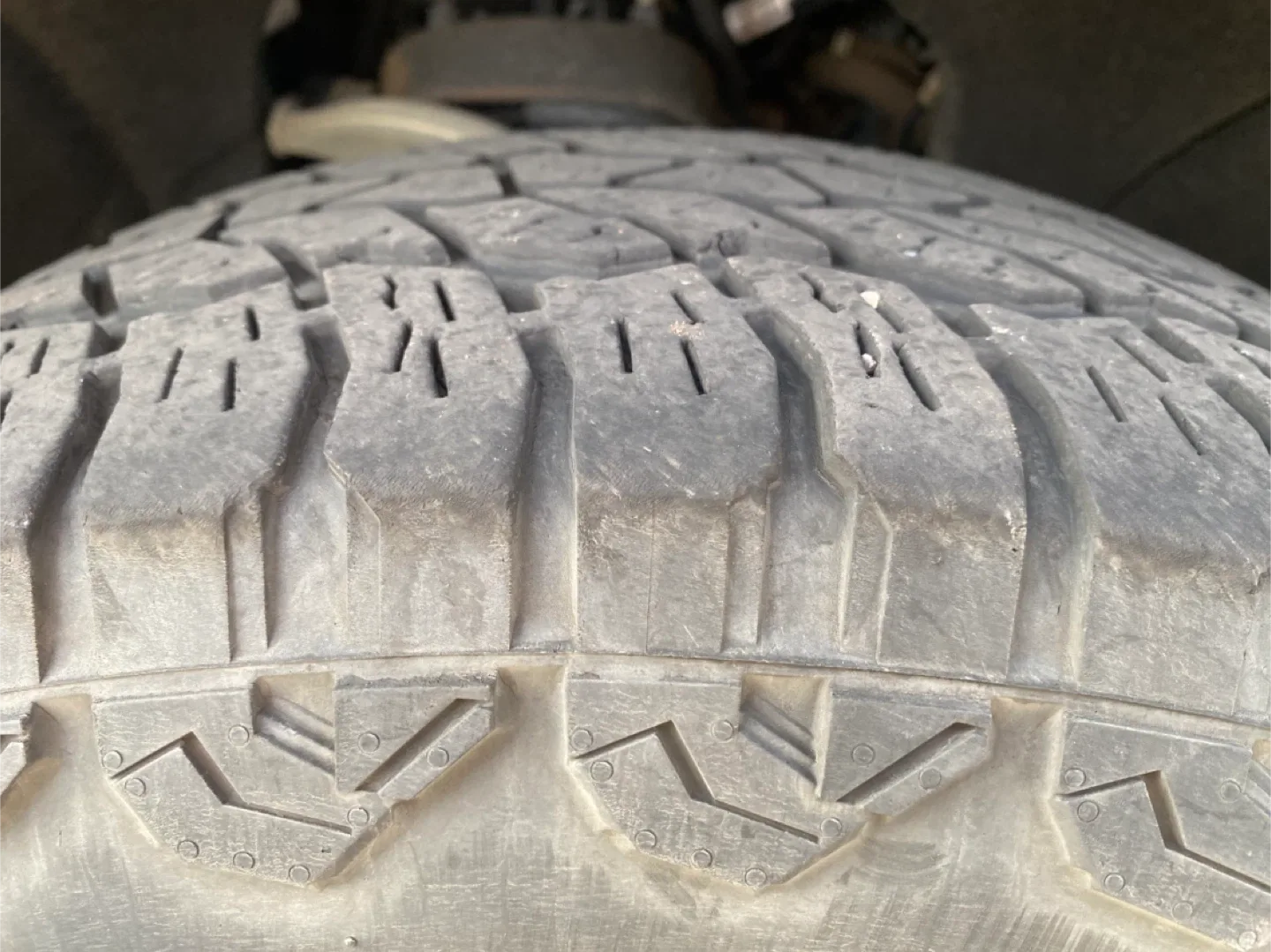 Blackhawk Ridge A/T Tire - 275/60R20 image indicator(2)