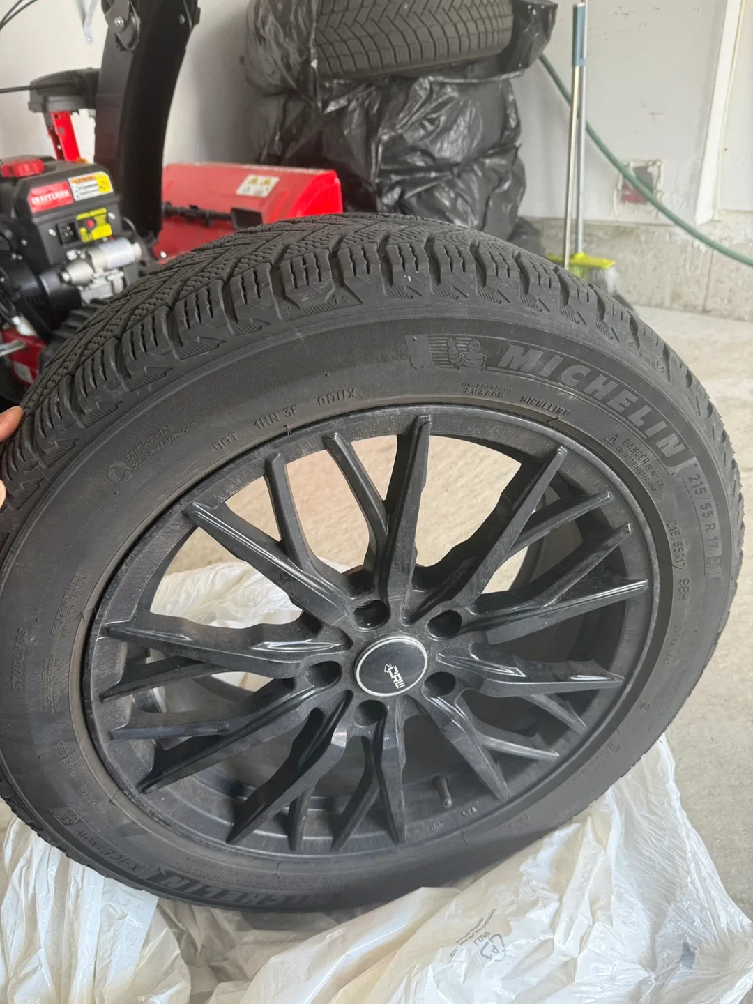 Michelin 215/55 R17 Winter Tire Set image indicator(2)