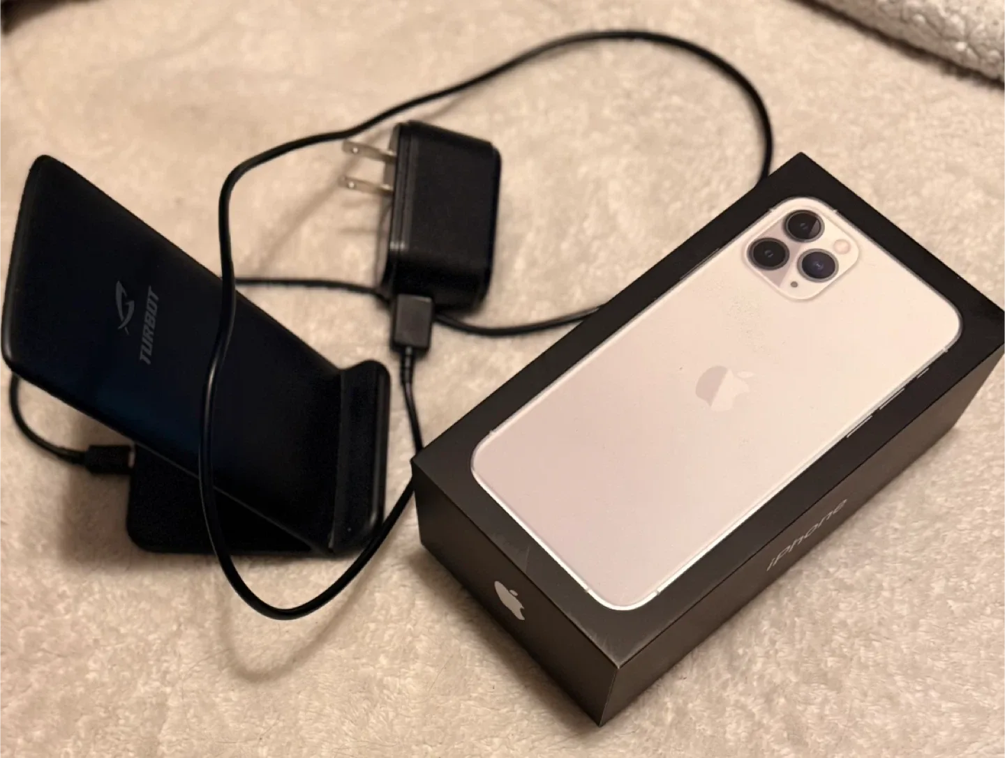 iPhone 11 Pro with Spigen Case & Accessories image indicator(3)