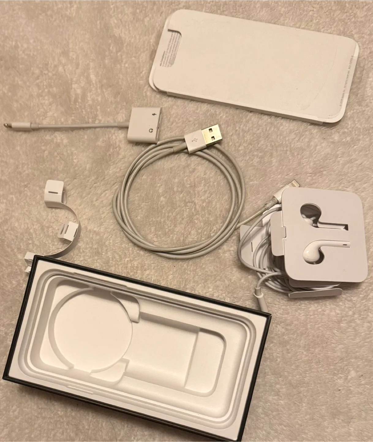 iPhone 11 Pro with Spigen Case & Accessories image indicator(2)