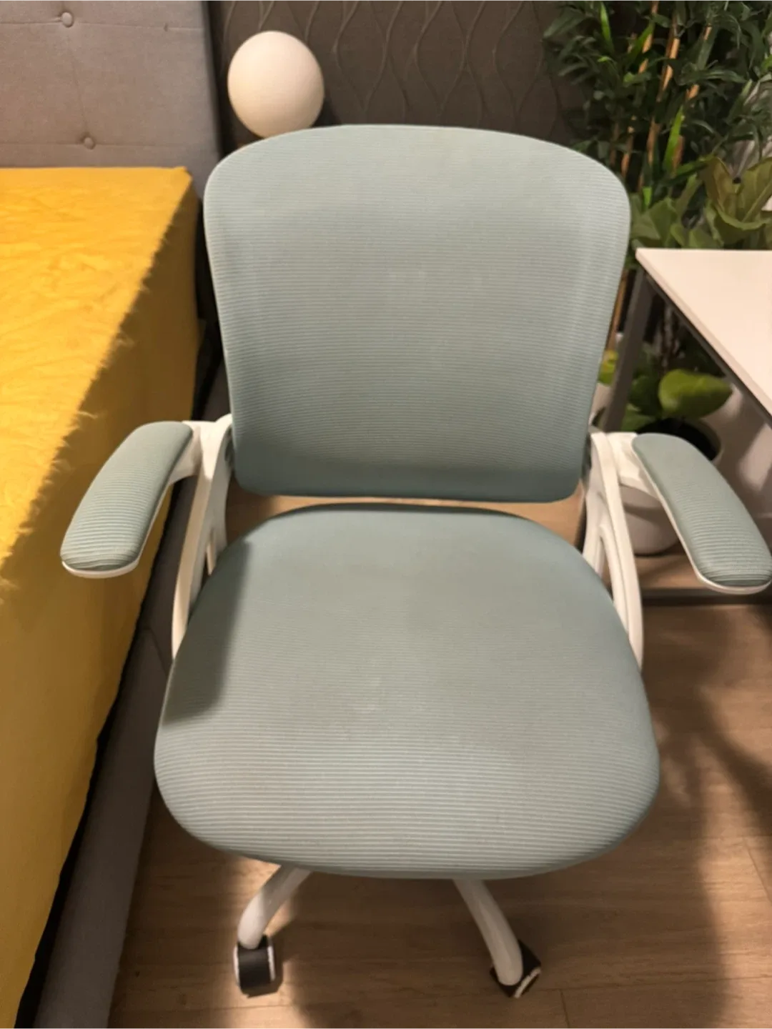 Light Blue Office Chair 🥕 thumbnail