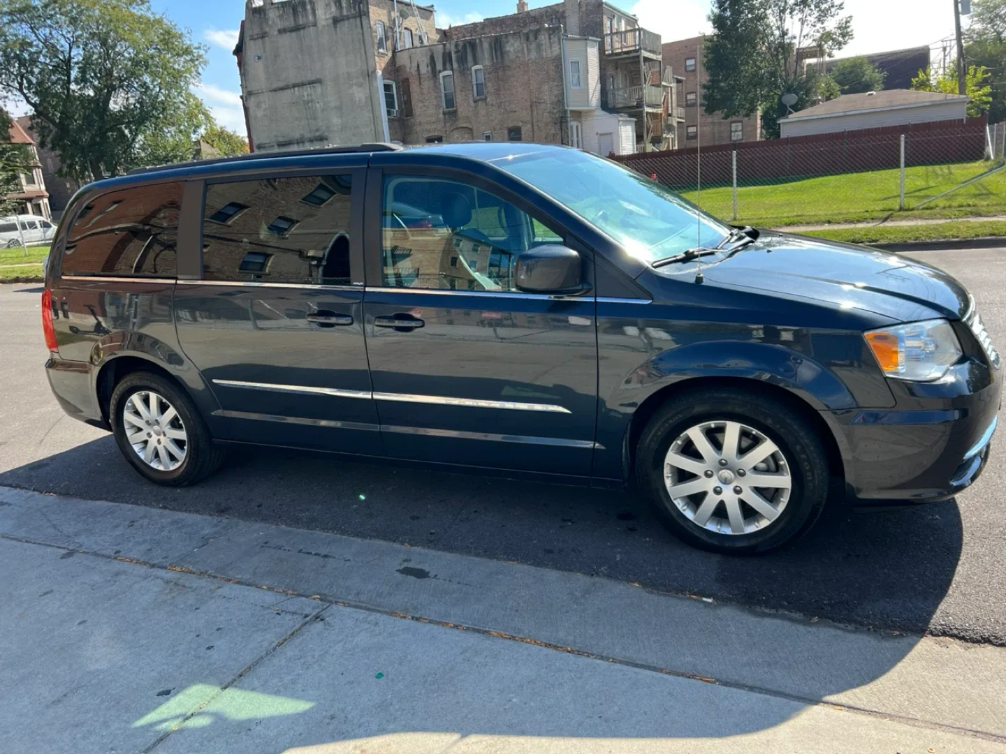 Chrysler Town & Country Minivan image indicator(4)