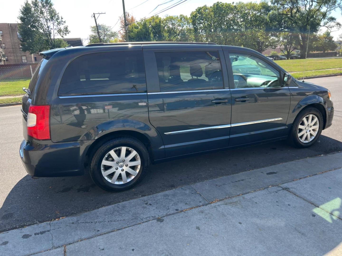 Chrysler Town & Country Minivan - photo 5