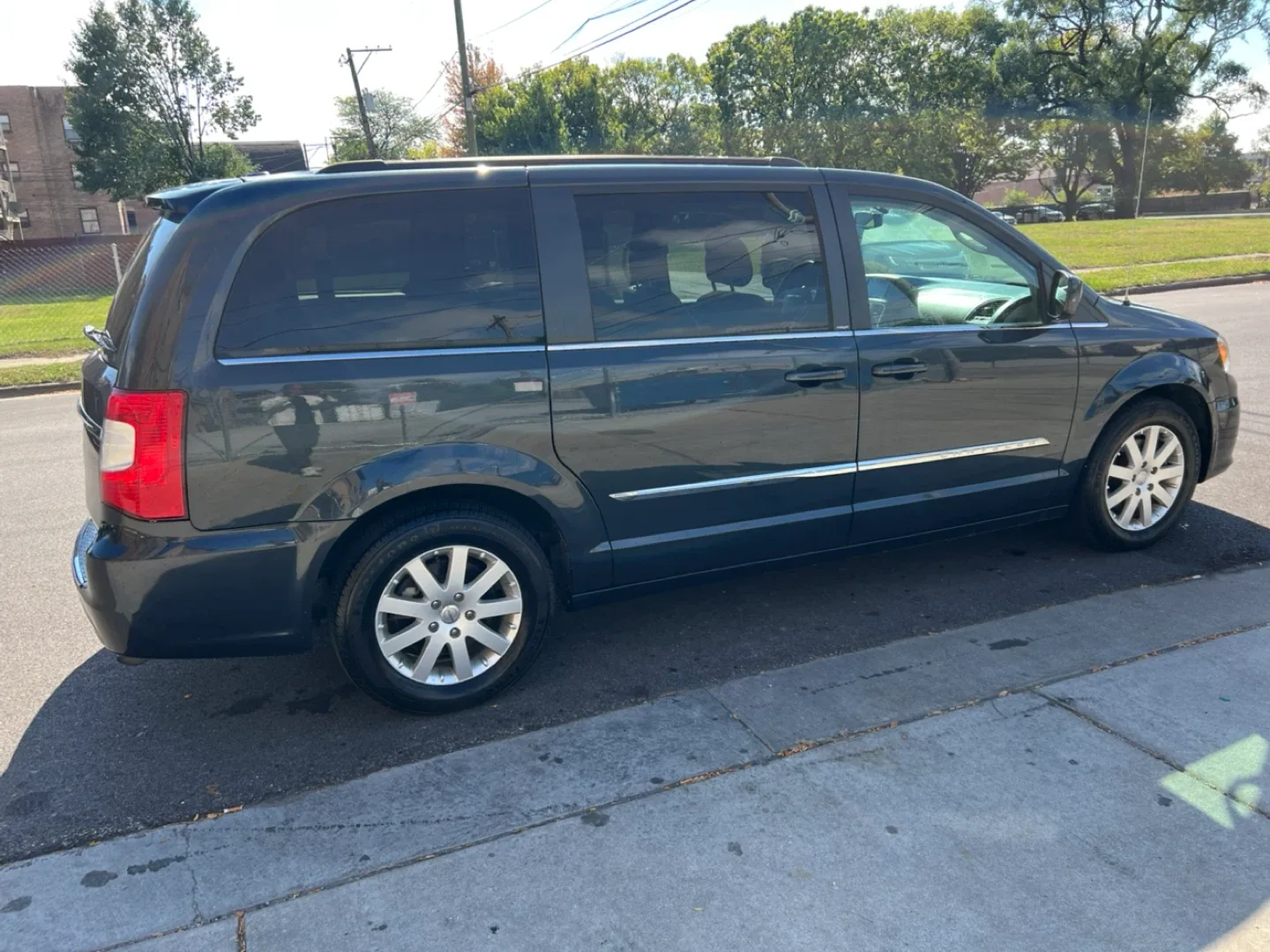 Chrysler Town & Country Minivan image indicator(5)