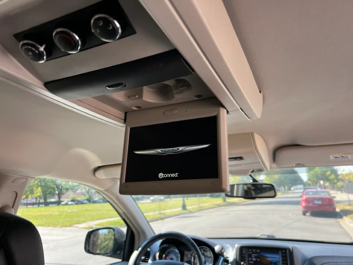 Chrysler Town & Country Minivan image indicator(9)