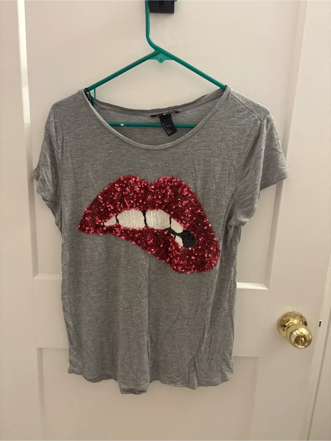 H&M Grey T-Shirt with Sequin Lips - Size L thumbnail