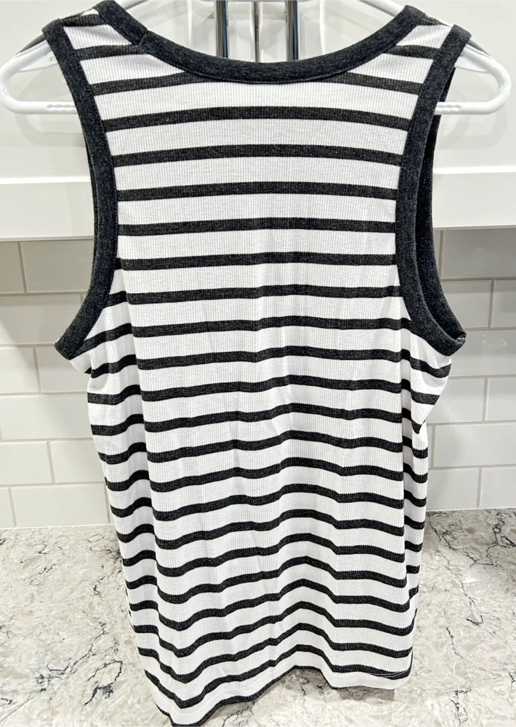 Women’s Tank Tops (old navy, Gildan) image indicator(3)